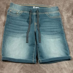 No boundaries Mid-rise Bermuda shorts